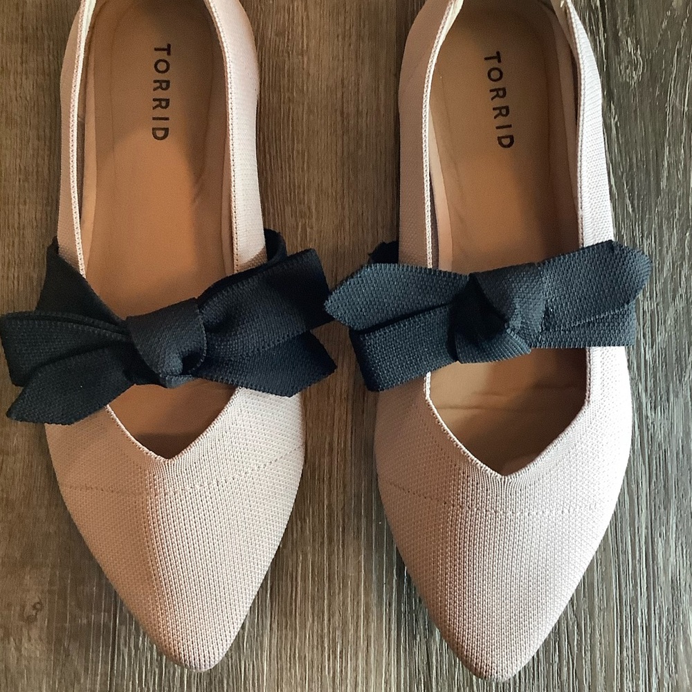 Torrid Mary Jane bow pointed toe flats sz 10ww nude black